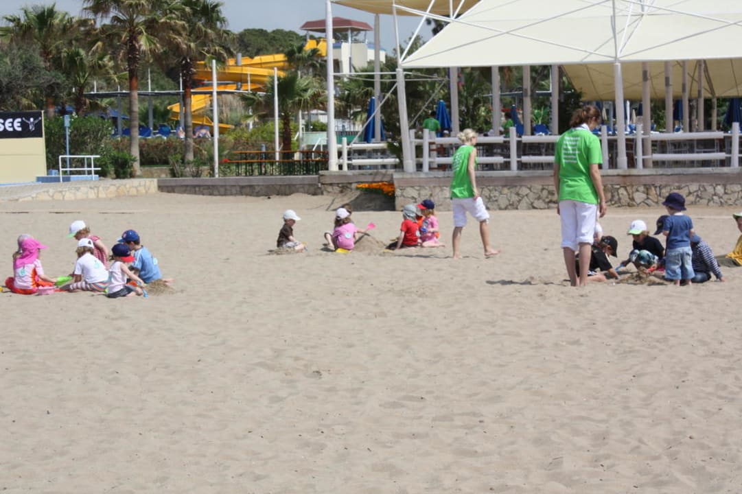 Die Roby Kid´s beim Sandburgen bauen am Strand ROBINSON PAMFILYA