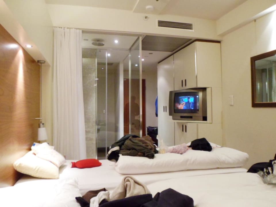 Bett mit Aussicht auf die Dusche Occidental Dresden Newa