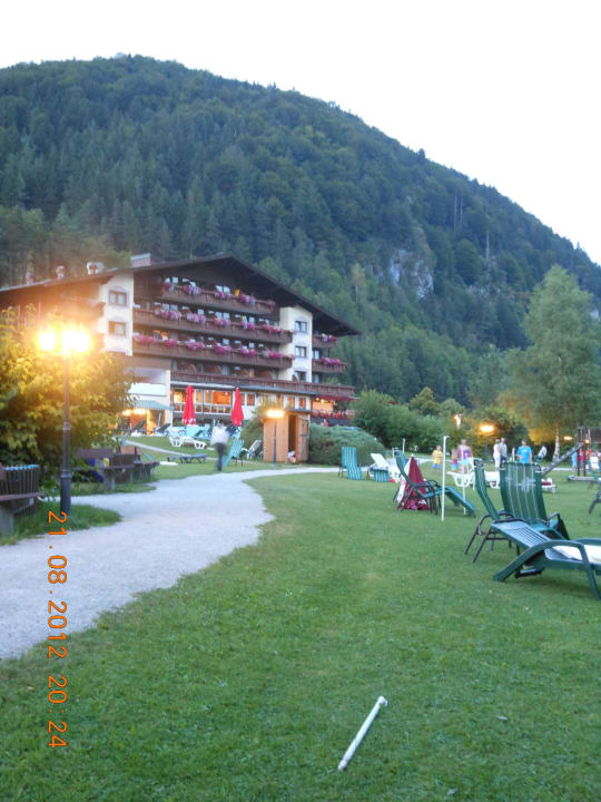 Seeseite des Hotels am Abend Hotel Bellevue am See