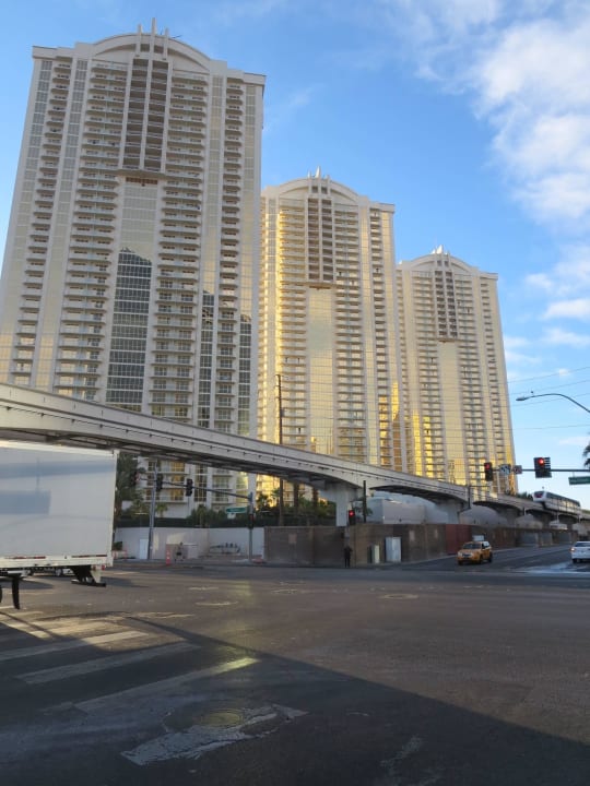 Blick von Westen, vorne Tower 3 The Signature at MGM Grand