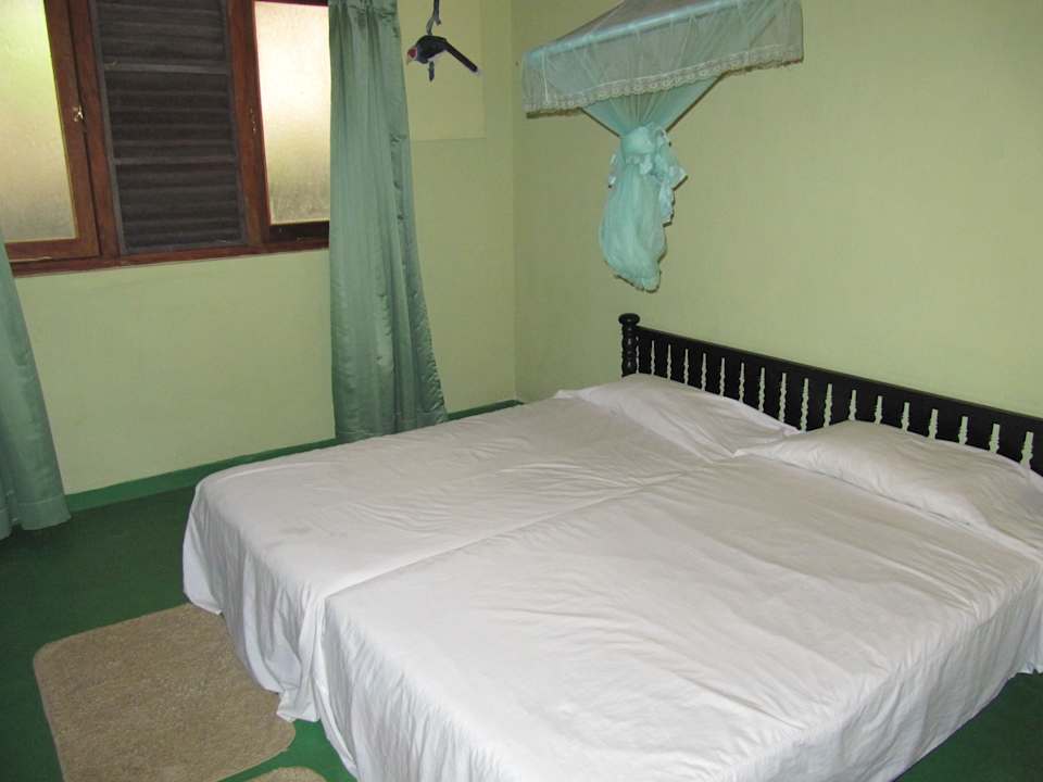 Zimmer mit verdreckten Laken Blue Magpie Lodge