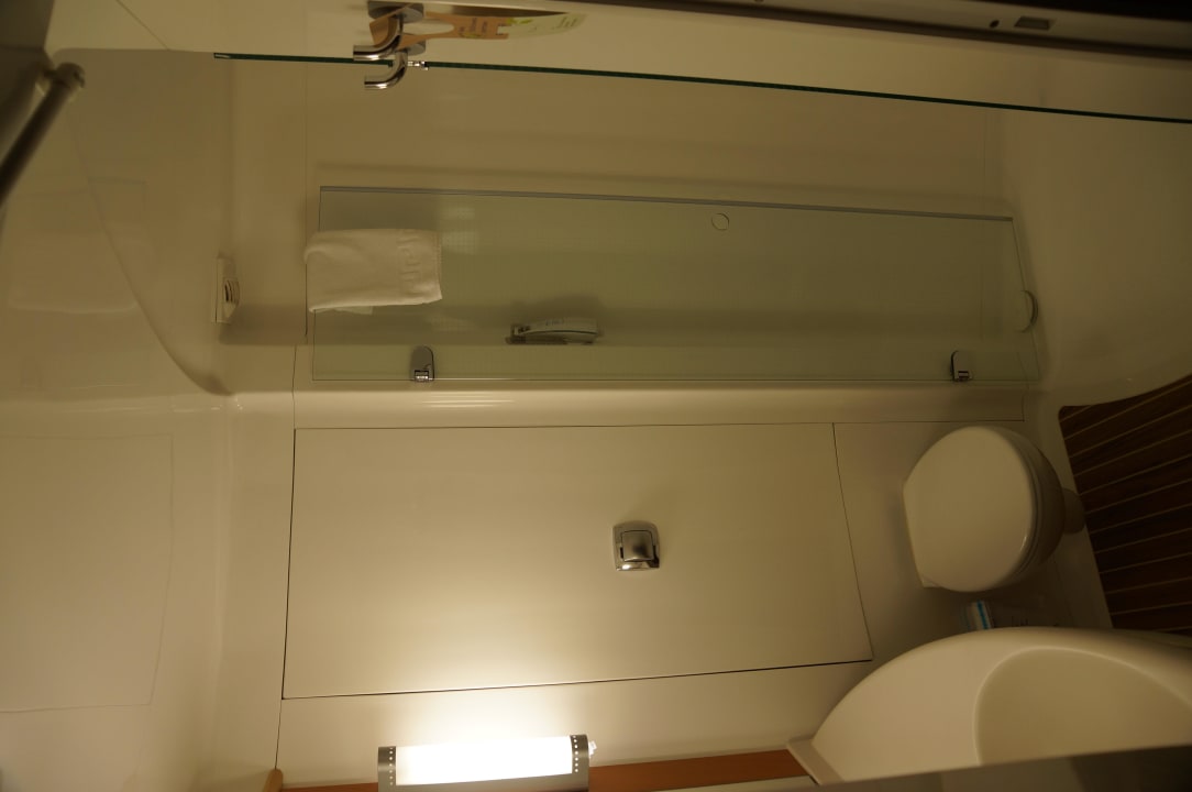 Bad/Dusche nur für eine Person zur Zeit Hotel Ibis Birmingham Airport