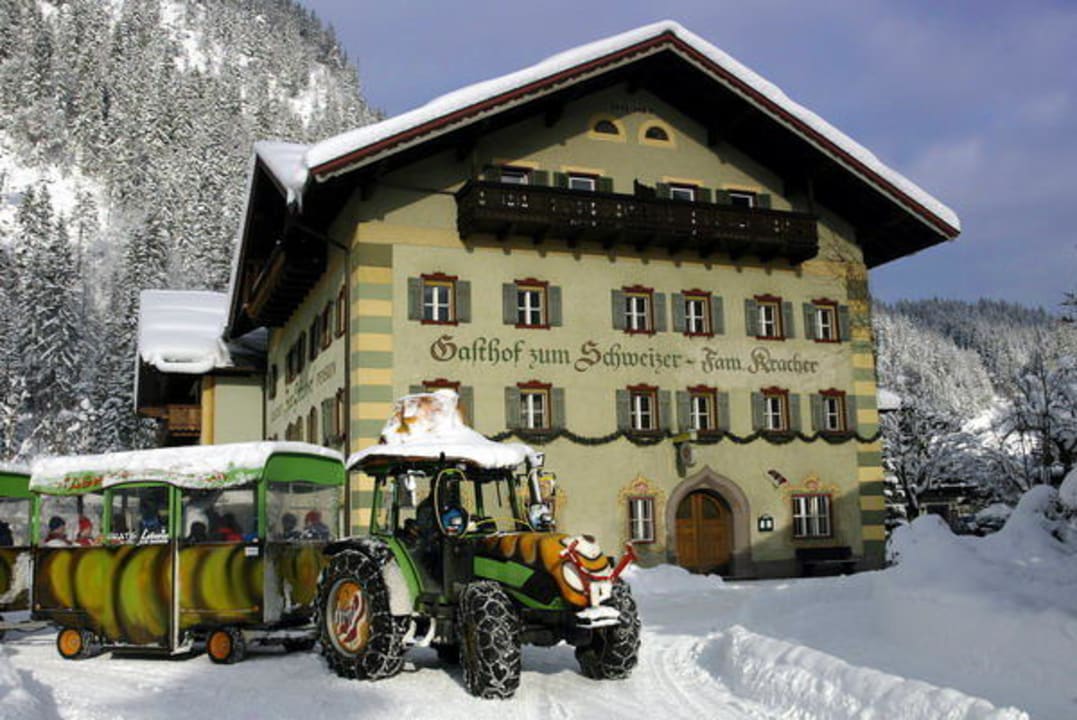 Der Kaserasi-Schizug hält vor dem Haus Hotel - Wirts'haus Zum Schweizer