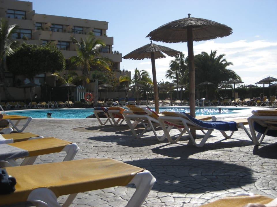Dahinter ist der Flughafen Hotel Beatriz Playa & Spa