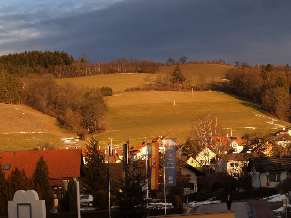 Die Fahnen in der Hoteleinfahrt vorm Haus  Vivea Hotel Bad Schönau - Zur Quelle
