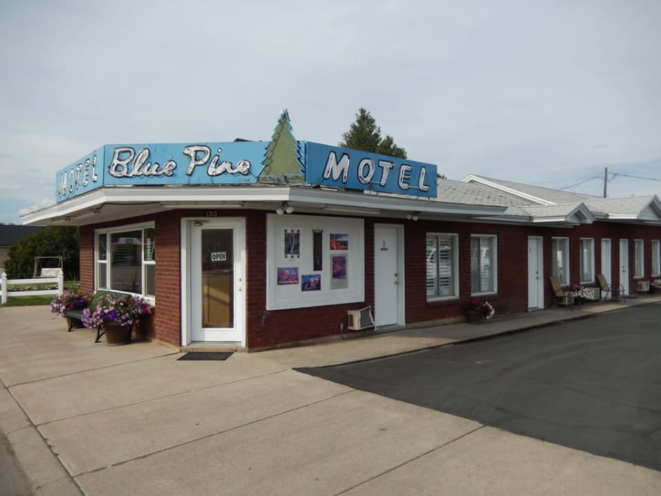 Außenansicht Church's Blue Pine Motel