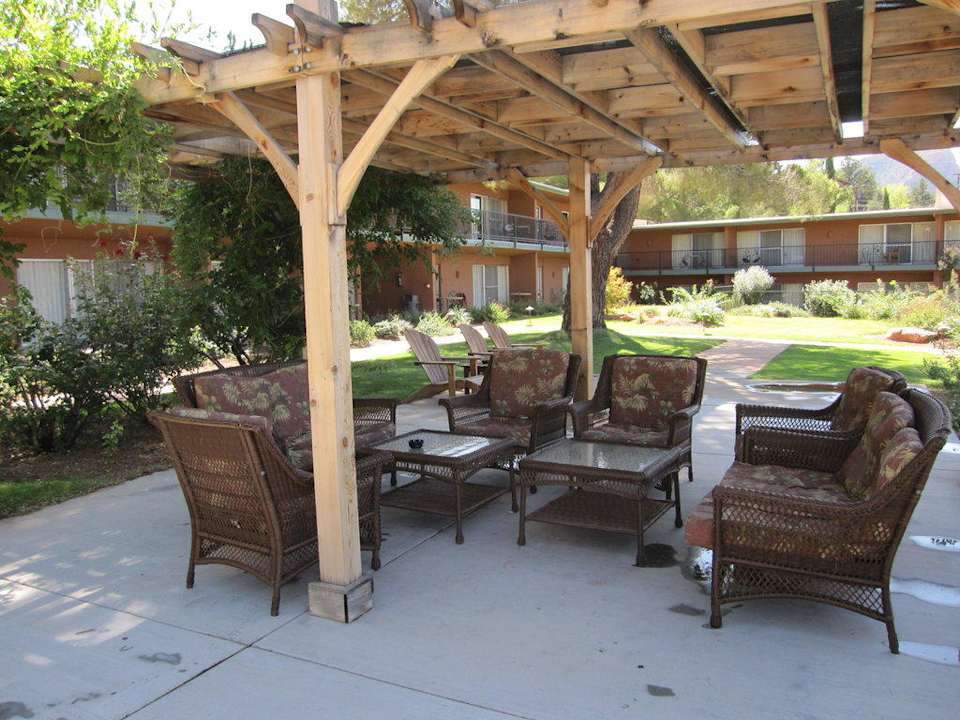 Sitzgruppe mit Blick zum Pool Hotel Quality Inn Kings Ransom