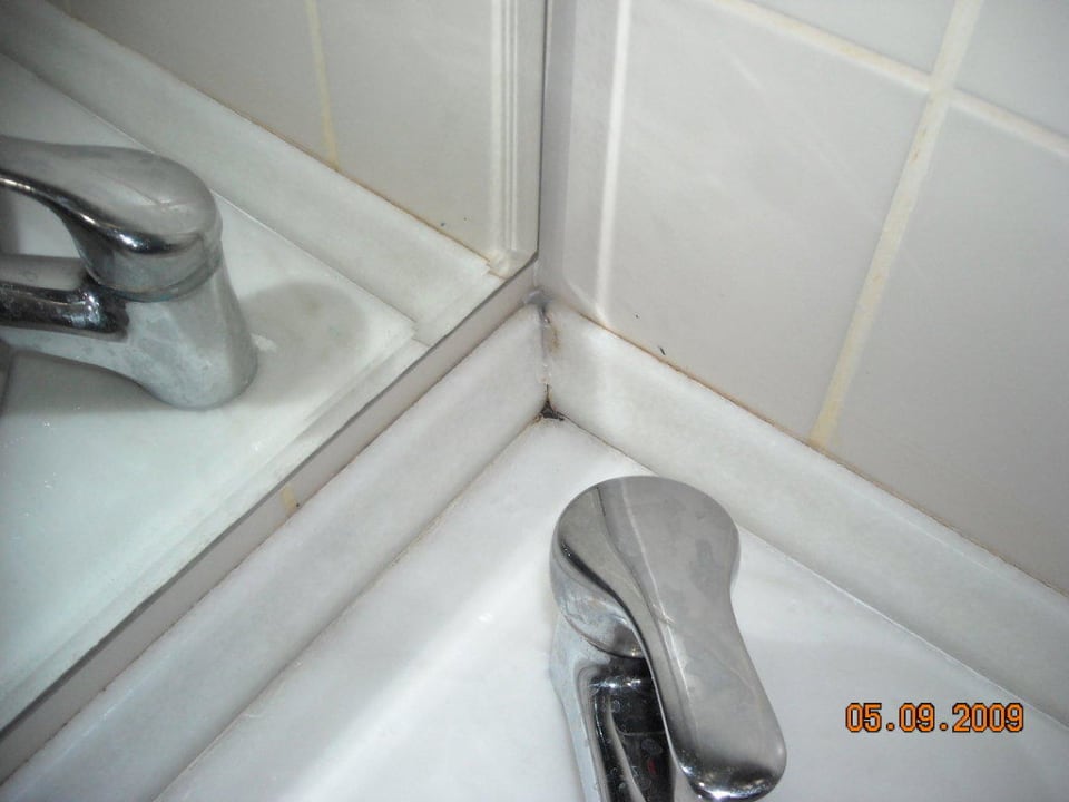 Dreckige Armaturen im Bad Falcon Hotel