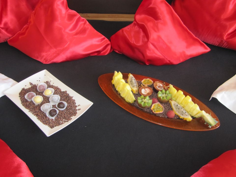 Leckere Pralinen und Früchte im Vip-Package Luxury DolceVita Resort Preidlhof - Adults Only