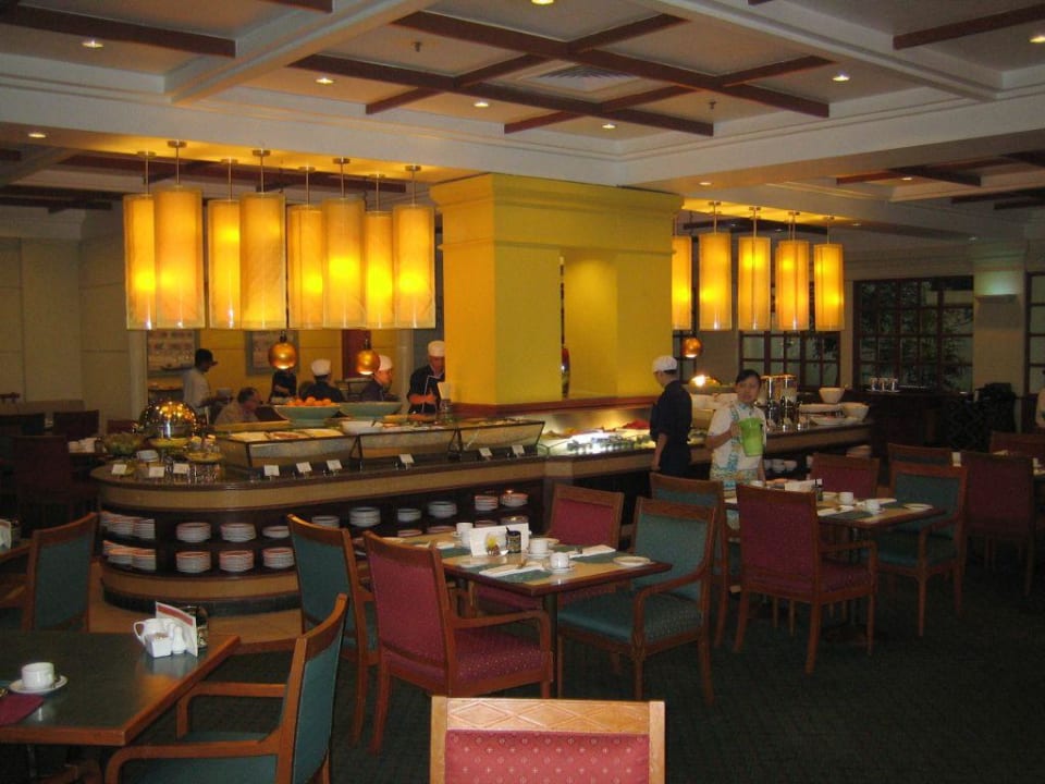 Blick auf das Frühstücks-Buffet! Shangri-La's Rasa Ria Resort & Spa