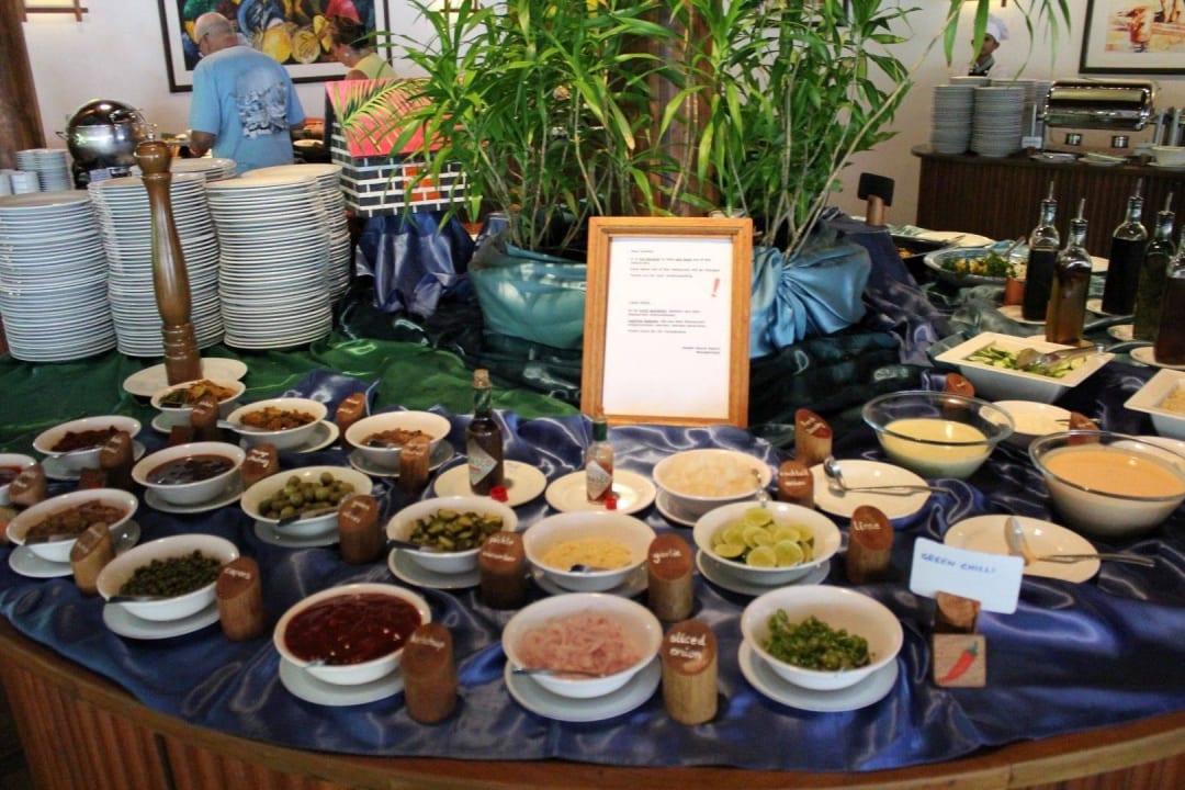 Ein winziger Teil des täglichen Buffets NH Collection Maldives Reethi Resort