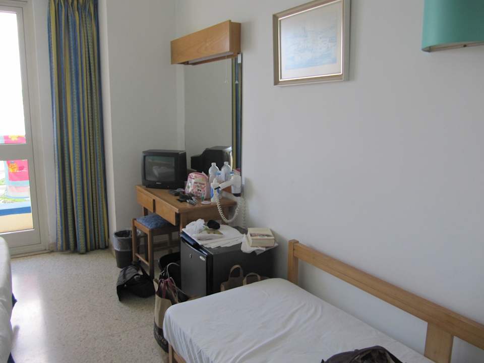 Schreibtisch mit kleinem Fehrnseher und 3. Bett Hotel Mellieha Bay