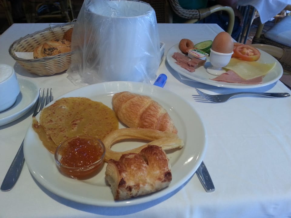 Frühstück mit Pfannkuchen, Croissant und Churros  Hotel Caserio