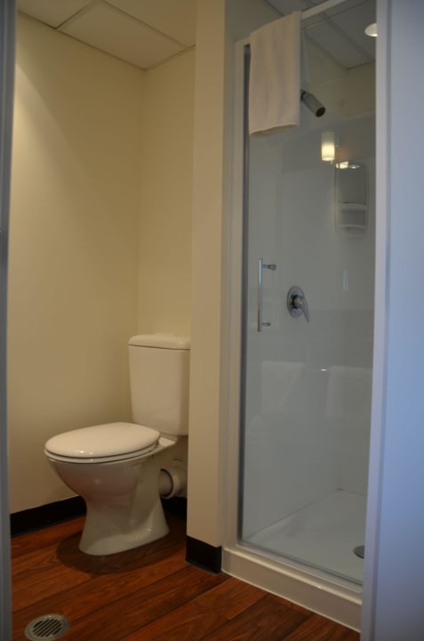 Kúpeľňa - sprchovací kút a WC ibis Christchurch Hotel