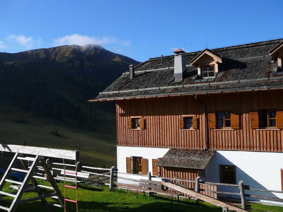Spielplatz und Rückseite Berghaus Zallinger