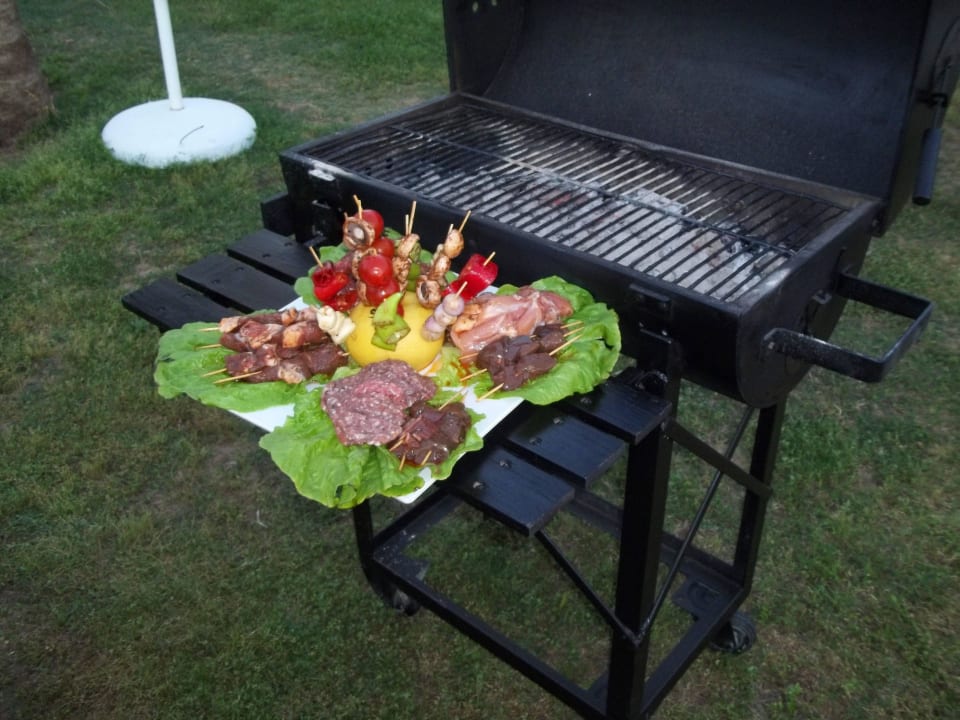 Beim selber Grillen Royal Atlantis Beach Hotel