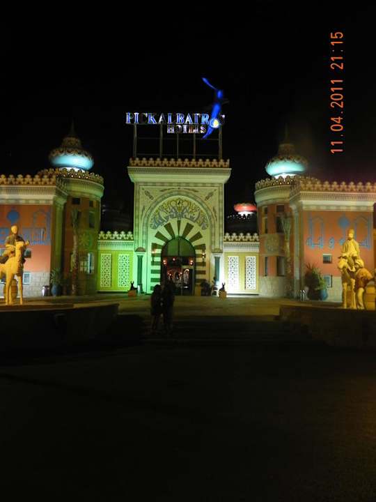 Hoteleingang bei Nacht.   Pickalbatros Alf Leila Wa Leila Resort - Neverland Hurghada