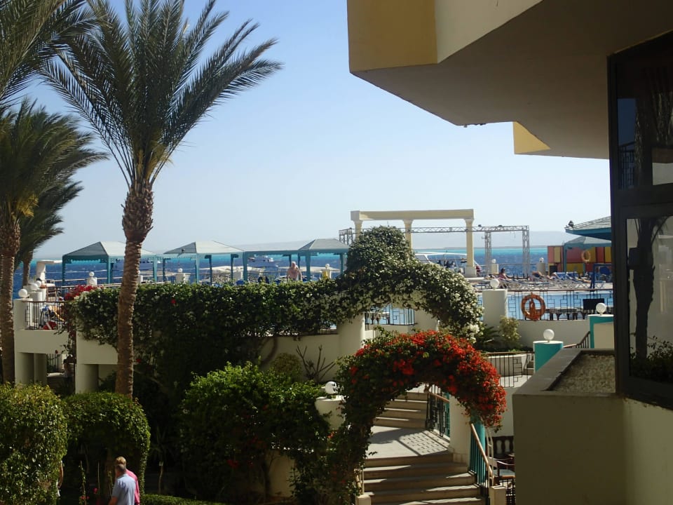 Bij zwembad SUNRISE Holidays Resort (Adults Only)