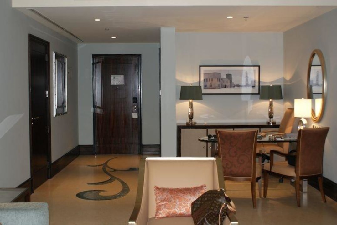 Eingangsbereich und Schreibtisch Suite The Ritz-Carlton Abu Dhabi Grand Canal