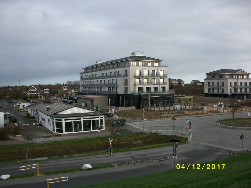 Hotel und neues Nebengebäude vom Deich Küstenperle Strandhotel & Spa