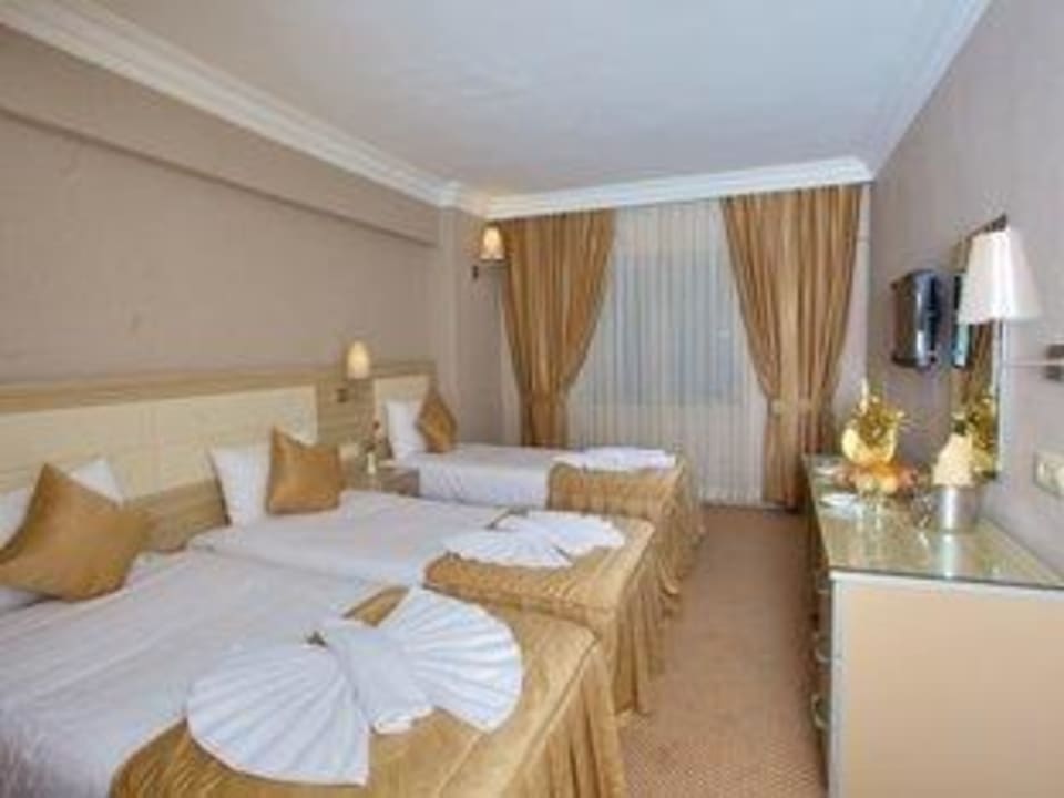 Triple Room Hotel Grand Emin