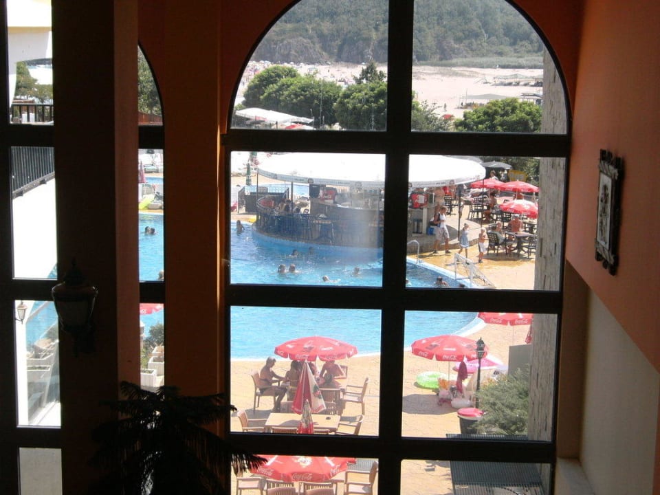 Blick nach draussen durch ungeputzte Fenster Bella Vista Beach Club