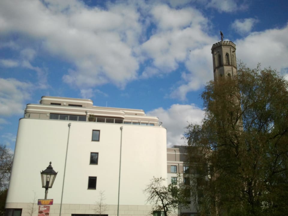 Flussseite des Hotelgebäudes Steigenberger Parkhotel Braunschweig