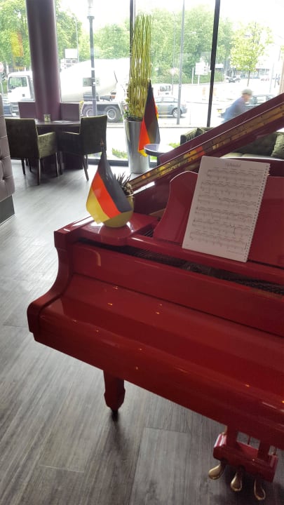 Flügel in der Bar mit EM Deko Mercure Hotel Plaza Essen