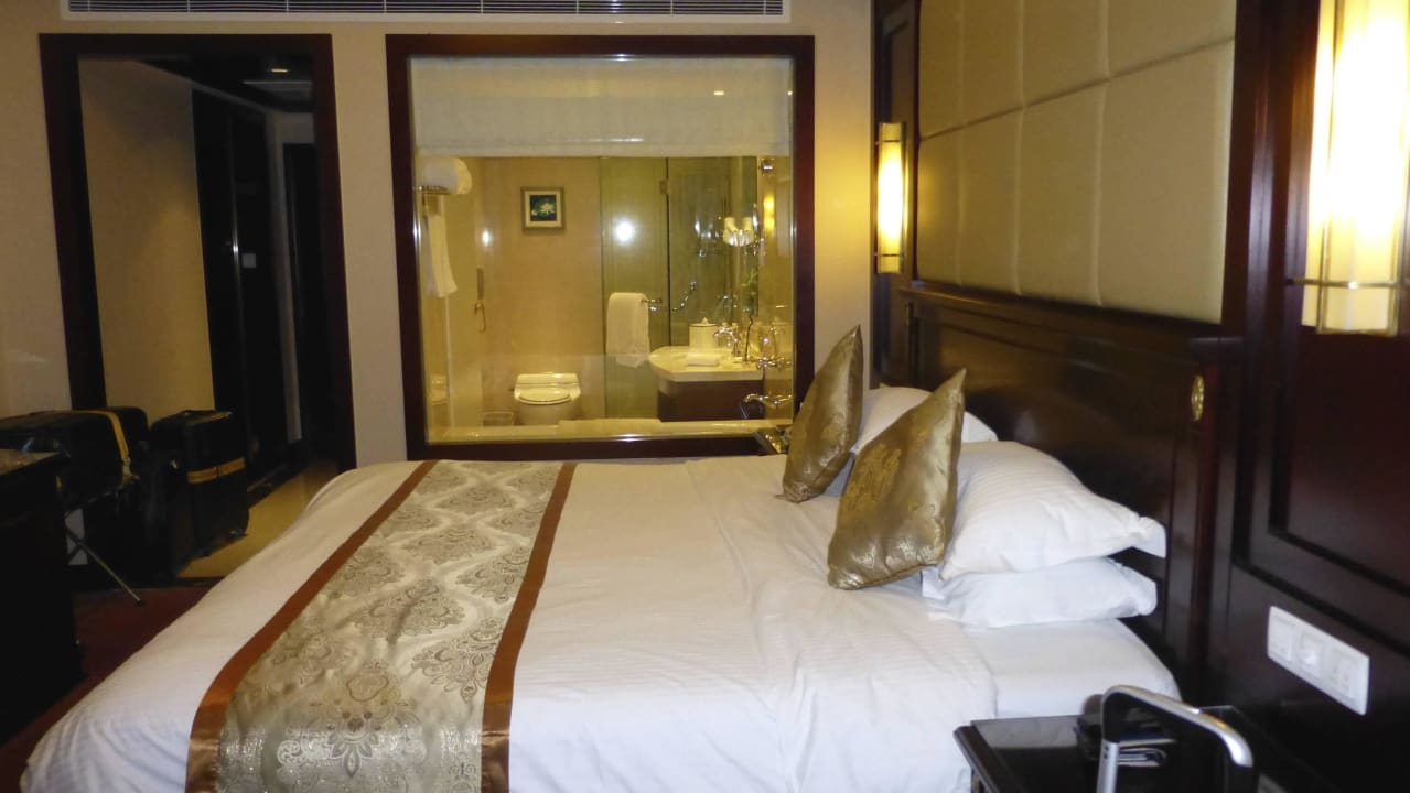 Schönes Zimmer mit Blick ins Bad Oriental Riverside Bund View Hotel Shanghai