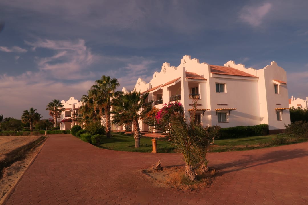 Gartenanlage mit Blick auf die 2-stöckigen Wohneinheiten. Lahami Bay Beach Resort