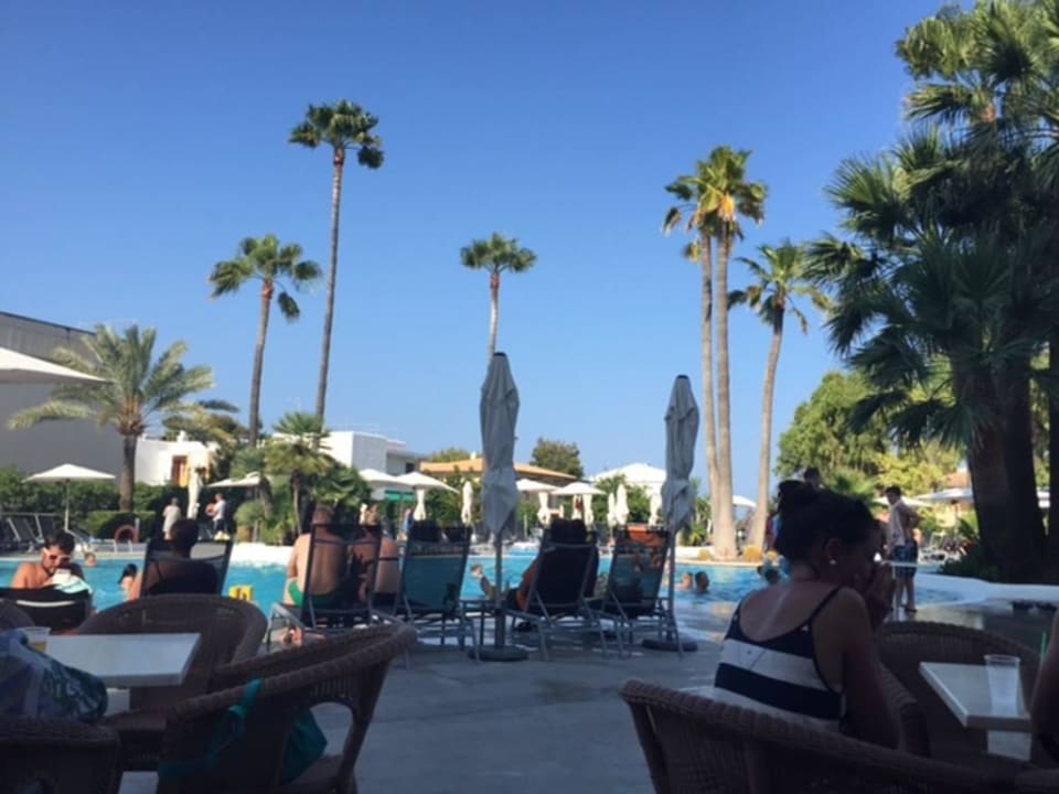 Pool vom Bar Bereich aus allsun Hotel Eden Alcudia