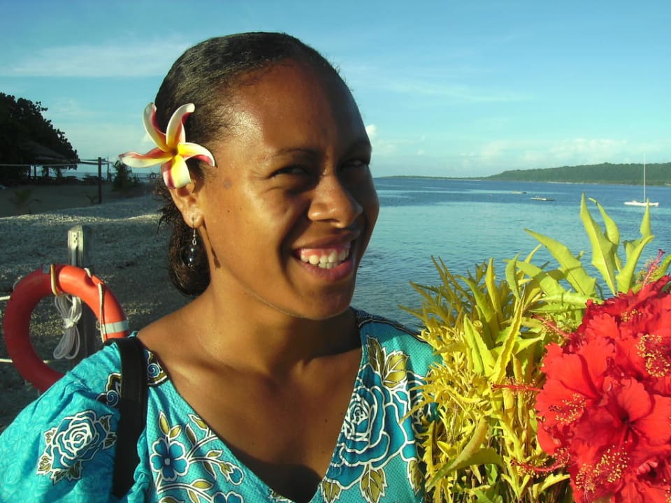 Restaurant Mitarbeiterin bringt frische Blumen  Hotel Hideaway Island Resort