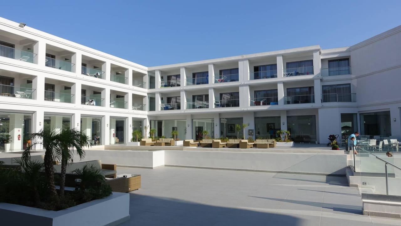 Innenhof Hauptgebäude Asterias Beach Resort