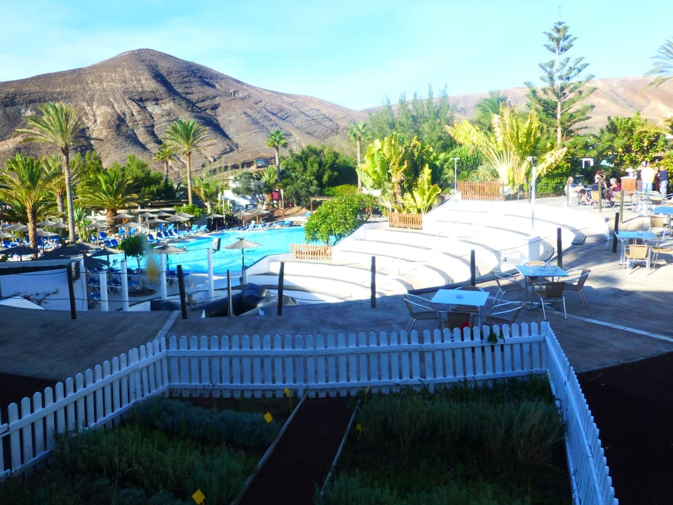 Ausblick auf den großen Pool und Freilufttheater allsun App.-Hotel Esquinzo Beach