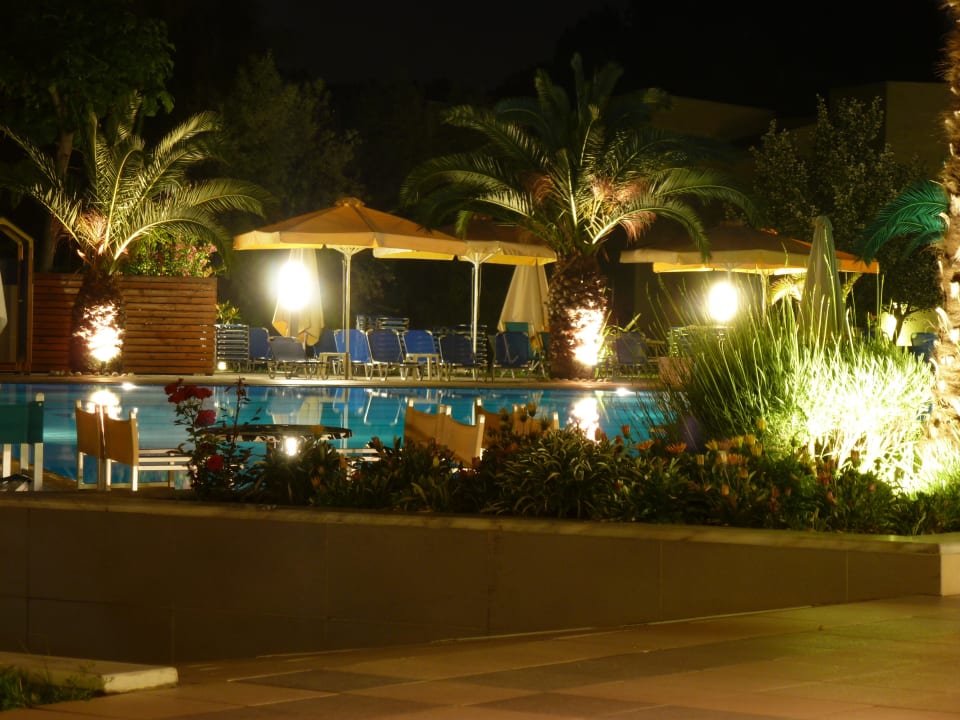 Pool am Abend alltoura Club Hotel Poseidon Palace