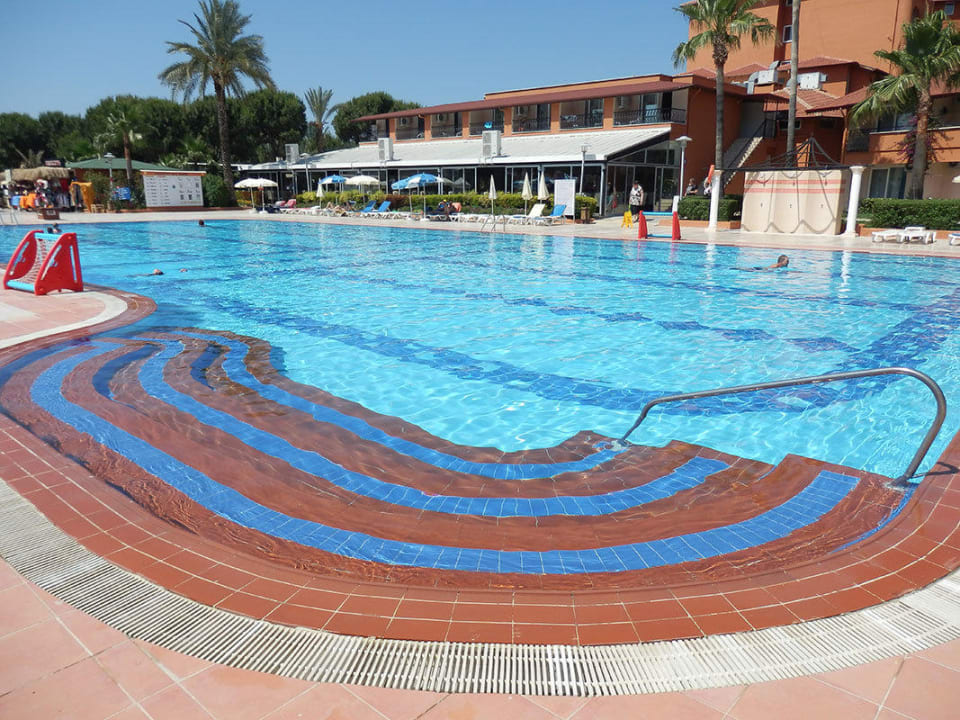 Der große Pool Club Turtas Beach Hotel