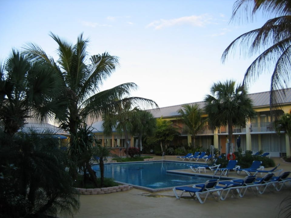 Poolbereich The Royal Islander Hotel