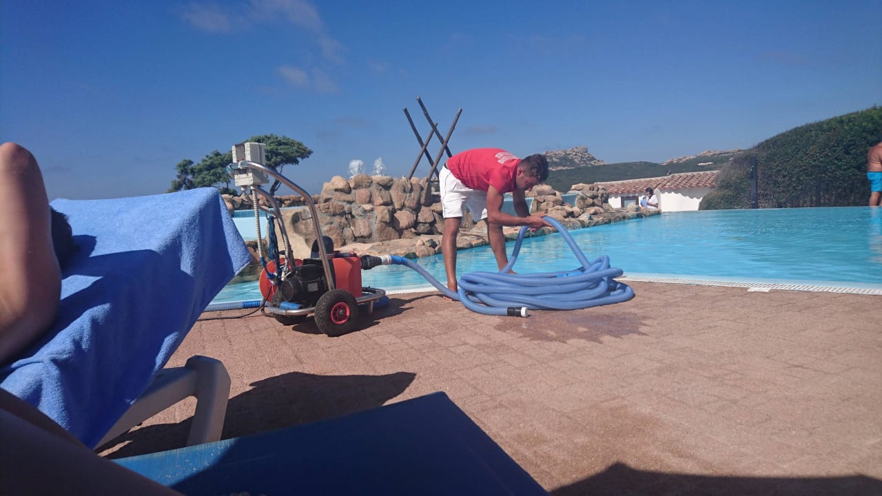 Poolreinigung bis 11 uhr Colonna Grand Hotel Capo Testa