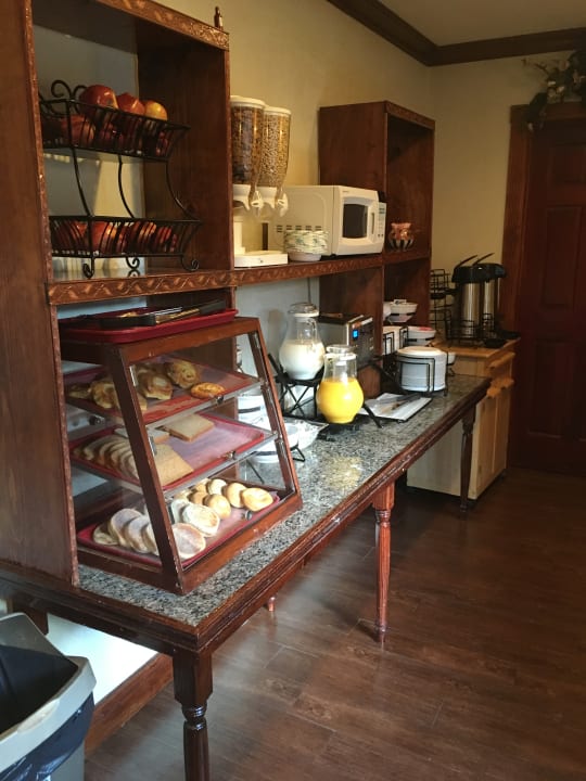 Gastro Carmel Inn & Suites