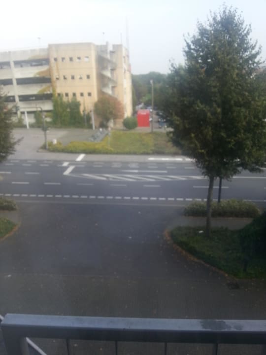 Ausblick zur Straße H+ Hotel Köln Hürth