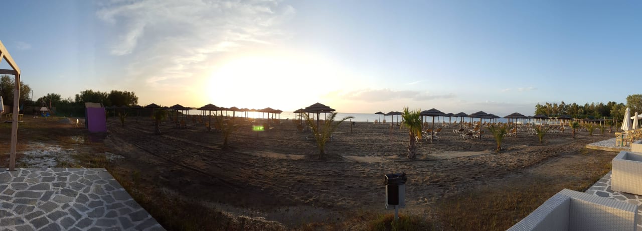 Von der Strandbar aus gesehen Alea Hotel & Suites