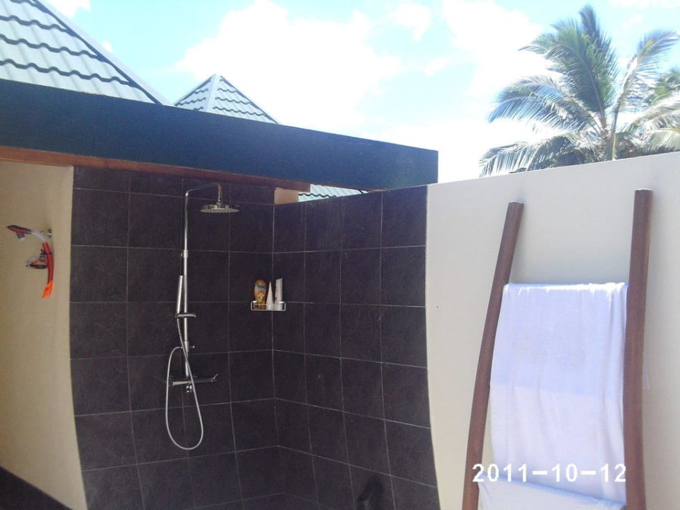 Aussendusche WaterVilla Meeru Maldives Resort Island