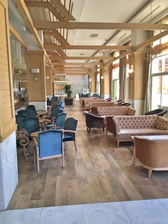 Lobby Well Palace Side