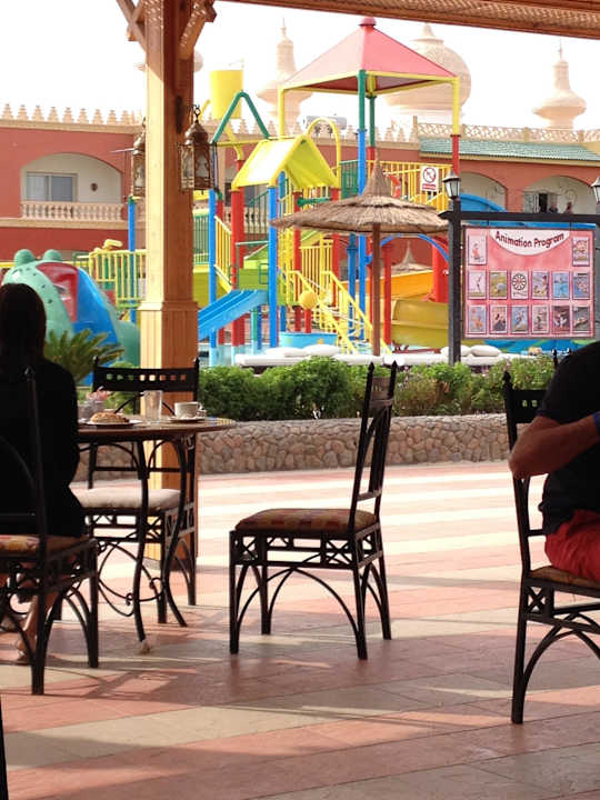 Auch beim Frühstück hat man die Kids im Blick Pickalbatros Alf Leila Wa Leila Resort - Neverland Hurghada