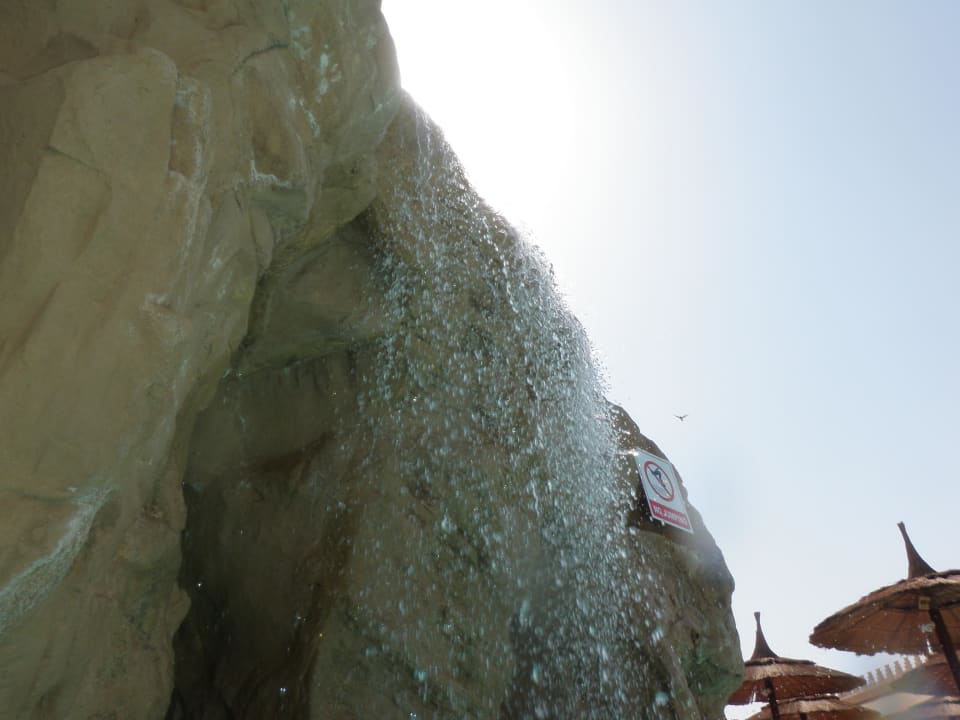 Wodospad przy głownym basenie Pickalbatros Alf Leila Wa Leila Resort - Neverland Hurghada