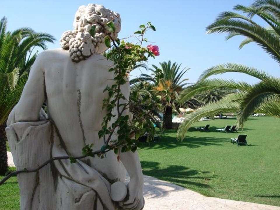Liegewiese vom Wellnessbereich gesehen St. George's Bay Country Club