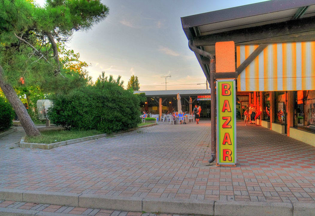 "Modeladen" und "Schnellimbiss" Rosapineta Camping Village