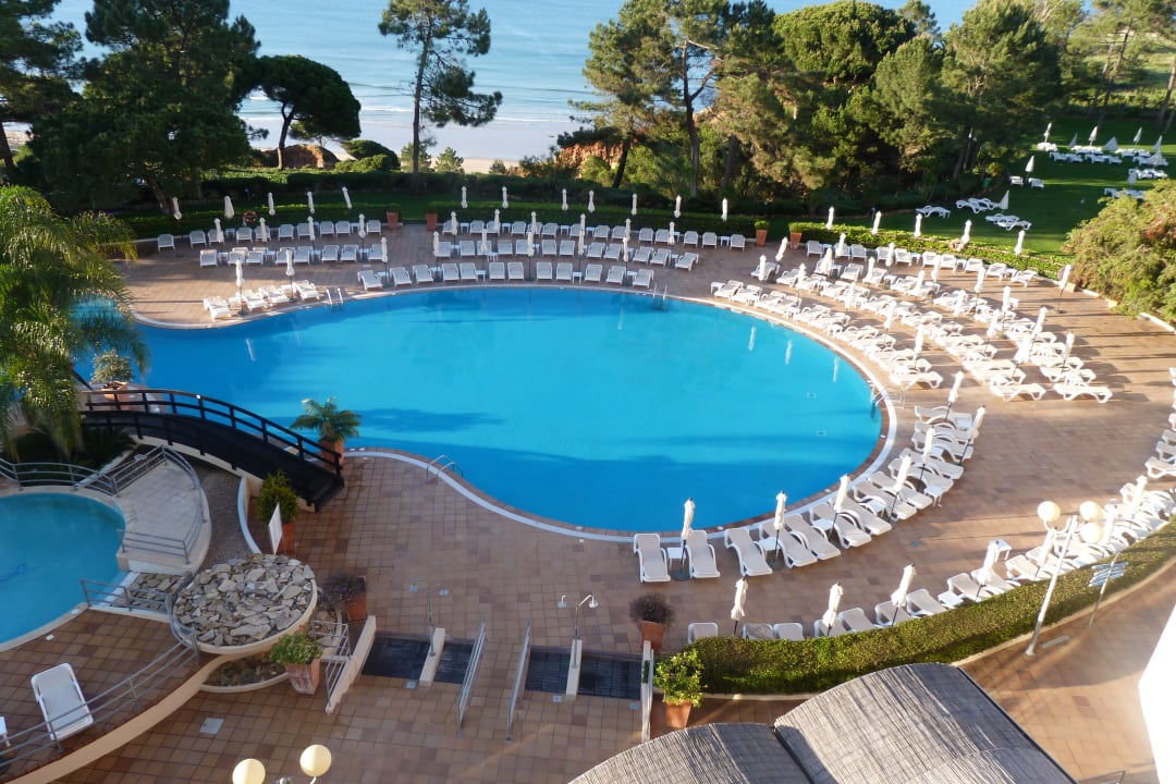 Großer Poll mit reichlich Liegen PortoBay Falésia