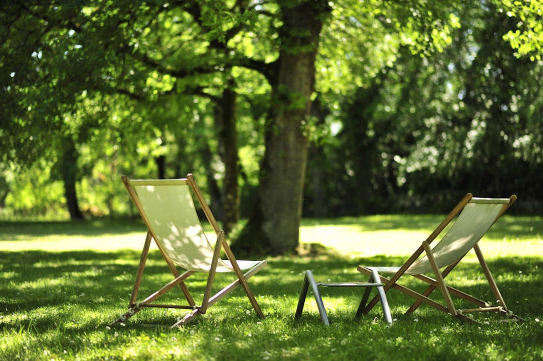 Parc arboré avec chaise longue au calme Hotel Les Esclargies