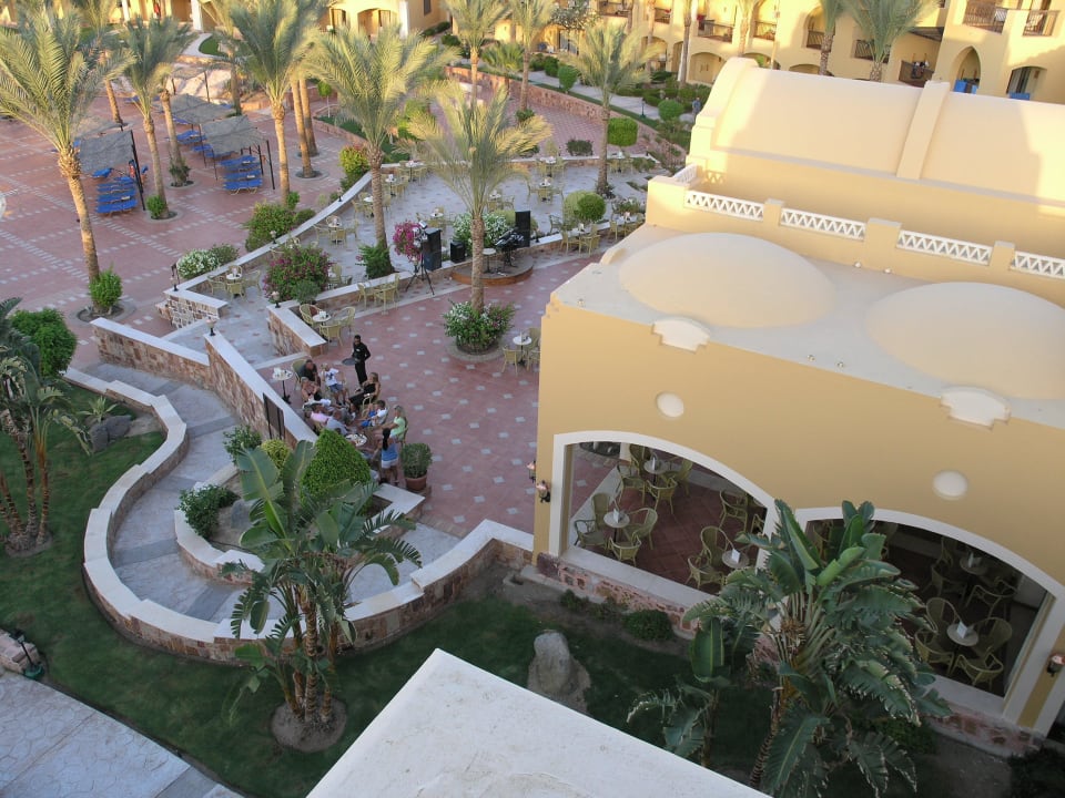 Vom Turm aus auf die Terrasse der Bar Jaz Solaya